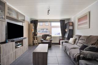 Deze instapklare woning bevindt zich in een doodlopende straat nabij de Gouwelozedijk (wandel- en fietspad) en de hondenloopweide. De Ganzestraat ligt op enkele passen van het Maria Hendrikpark, de oprit van de A10 en op nog geen 3 km van het station en het centrum van Oostende.<br />De huidige eigenaars hebben reeds verschillende vernieuwingen uitgevoerd zoals: nieuwe badkamer geïnstalleerd, centrale verwarming geplaatst, nieuwe veranda-uitbouw, nieuwe vloeren op het gelijkvloers, diverse ramen vernieuwd, zonnepanelen geplaatst (met thuisbatterij van 5kW), waterontharder geplaatst,...<br />De woning is ingedeeld als volgt:<br />- gelijkvloers: inkomhal, gastentoilet, grote woonkamer met open keuken, lichtrijke veranda-uitbouw met voorraadkamer, gezellig terras en zonnige, onderhoudsvriendelijke tuin;<br />- eerste verdieping: nachthal, 2 slaapkamers, badkamer met douche en dubbel lavabomeubel, wasruimte en apart toilet;<br />- tweede verdieping; 2 slaapkamers en zolderruimte.<br />Vanuit de keuken heeft men toegang tot de droge kelder.<br />De woning is bovendien voorzien van rolluiken.<br />Kom zelf de vele troeven van dit huis ontdekken en maak snel je afspraak!