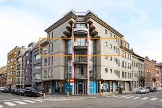 Dit ruim en energiezuinig appartement is gelegen op de derde verdieping in een gebouw met lift en bestaat uit een inkomhal, een ruime en...