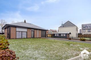 <p>Ontdek deze instapklare <strong>gelijkvloerse open bebouwing</strong> op de Aartrijksesteenweg 32 in <strong>Jabbeke</strong>. Deze gezellige bungalow uit 1979 biedt een <strong>woonoppervlakte van 123 m²</strong> op een royaal perceel van <strong>678 m² (breedte: +- 18 m, lengte +- 37m) </strong>, ideaal voor wie houdt van ruimte, comfort en een grote, onderhoudsvriendelijke tuin.</p>
<p>Via de inkomhal bereik je de badkamer en de lichtrijke woonkamer met salon en eetplaats. Dankzij de grote ramen geniet je hier de hele dag door van natuurlijke lichtinval. Aansluitend bevindt zich de functionele keuken, met toegang tot de inpandige garage of de nachthal. De nachthal leidt naar de <strong>twee ruime slaapkamers</strong> en geeft, net als de woonkamer, rechtstreeks toegang tot het zonnige terras en de groene tuin.</p>
<p>De woning beschikt over een <strong>energielabel D</strong>, zonder renovatieverplichting, de woning is bovendien <strong>asbestvrij</strong>. Verwarming gebeurt via stookolie (groene dop). Dankzij de brede oprit is er parkeergelegenheid voor meerdere wagens, aangevuld met een <strong>inpandige garage met sectionale poort</strong>.</p>
<p>Deze woning is <strong>instapklaar</strong> en kan naar wens licht opgefrist worden. De combinatie van comfortabel gelijkvloers wonen, een grote tuin en een rustige, maar strategische ligging maakt dit een ideale thuis voor <strong>alle doelgroepen</strong>. Winkels, openbaar vervoer en de oprit van de <strong>E40 richting kust en binnenland</strong> liggen op een steenworp afstand.</p>
<p>Kortom: een charmante bungalow met veel potentieel, ruimte en een uitstekende bereikbaarheid — klaar om je nieuwe thuis te worden.</p>