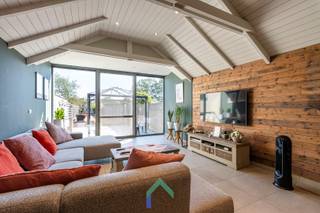 Ligging<br />Deze ruime rijwoning bevindt zich in het centrum van Harelbeke en is ideaal voor gezinnen die op zoek zijn naar een comfortabele en goed onderhouden woning. Winkels, scholen en horeca zijn vlakbij en de nabijheid van de E17 brengt je vlot tot het binnenland. De woning beschikt over een prachtige tuin en een gezellig terras waar je heerlijk kunt genieten van de buitenlucht. Daarnaast is er ook een garage aanwezig, waardoor je altijd verzekerd bent van een parkeerplek voor je auto.<br /><br />Indeling<br />We kunnen binnenkomen via de inkomhal of via de praktische garage, waar plaats is voor één wagen. Vervolgens is er een gang die verbinding geeft aan de wasplaats en het gastentoilet. Vervolgens komen we in de prachtige leefruimte met open keuken. Door de houten balken krijg je een heel warm en authentiek gevoel. Het grote schuifraam zorgt voor een prachtig zicht op de tuin die verdeeld is in verschillende zones. Zo is er een terras, groengedeelte, tuinhuis en daarachter bevindt zich momenteel een kippenren. De woning werd grondig aangepakt in 1986, waarbij de gelijkvloerse verdieping toen al volledig werd voorzien van vloerverwarming. Doorheen de jaren werden nog verdere aanpassingen gedaan waardoor de woning perfect instapklaar is.<br />Op de eerste verdieping bevinden zich 2 slaapkamers waarvan één voorzien is van een dressing. Verder is er ook nog een badkamer met toilet en inloopdouche die werd gerenoveerd in 2025. Tenslotte vinden we op de tweede verdieping nog twee slaapkamers. Er is ook een zolder die bereikbaar is met een ladder via de slaapkamer.<br /><br />Troeven<br />* Instapklaar<br />* Charmante, ruime leefruimte met open keuken<br />* Centrale ligging<br />* Aangename tuin<br /><br />Wens je deze woning zelf te ontdekken? Neem contact op met Mathieu en plan jouw bezoek in!<br /><br />T: 0479 63 53 01<br />M: mathieu@gentill.be