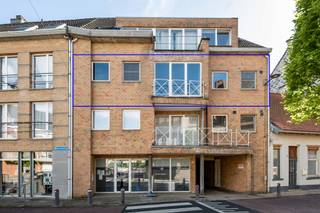Ben je op zoek naar een instapklaar, modern en energiezuinig appartement op een toplocatie? Zoek niet verder! Dit volledig vernieuwde appartement op de tweede verdieping combineert comfort, licht en een uitstekende bereikbaarheid.
Troeven van het appartement:
Licht & Ruimte: Een zeer ruime leefruimte die baadt in het natuurlijke licht. De perfecte plek voor een gezellige zithoek en een grote eettafel.
Vernieuwde keuken: Volledig vernieuwd en hyper-geïnstalleerd met alle moderne kwaliteitsapparatuur die je nodig hebt.
Moderne badkamer: Strak afgewerkt en voorzien van alle comfort.
Gezellig terras: Heerlijk buitenontspannen met een kop koffie of een goed boek.
Garage: Geen parkeerstress! Je beschikt over een eigen private garage, deze is apart bij aan te kopen aan 25.000€
Technische & duurzame pluspunten:
Energiezuinig: Uitstekend EPC-label B (score: 122 kWh/m² jaar) — klaar voor de toekomst en vriendelijk voor je energiefactuur!
Veilig & Conform: De elektrische installatie is volledig conform gekeurd.
Zorgeloos: Het appartement is volledig vrij van asbest.
Toplocatie:
Het appartement is ideaal gelegen in Schelle. Op wandel- en fietsafstand vind je het gezellige centrum, diverse winkels, supermarkten en scholen. Daarnaast geniet je van een uitstekende verbinding met belangrijke invalswegen (A12 en E19), waardoor je snel in Antwerpen, Brussel of Mechelen bent.