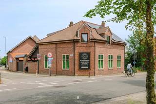 <p><span>Bent u op zoek naar een karaktervolle eigendom waar wonen, werken en ondernemen naadloos samenkomen? Dan zal deze unieke vierkantshoeve in het centrum van Temse u ongetwijfeld verrassen.</span></p><p><span>Rond een sfeervolle, afgesloten binnentuin bevinden zich een ruime instapklare woning en twee polyvalente bijgebouwen, die samen een uitzonderlijk geheel vormen. Met een totale nuttige oppervlakte van maar liefst 600 m² biedt deze eigendom heel wat mogelijkheden. Of u nu droomt van een woning met atelier, showroom, kantoor, opslagruimte of een combinatie van wonen en werken, hier is alles mogelijk!</span></p><p><span> </span></p><p><span>De belangrijkste troeven zijn:</span></p><ul><li><span>Authentieke vierkantshoeve met veel karakter</span></li><li><span>Instapklare woning van ca. 282 m²</span></li><li><span>Twee polyvalente bijgebouwen (ca. 200 m² en 125 m²)</span></li><li><span>Ideaal voor wonen en werken</span></li><li><span>Uitstekende hoekligging met maximale visibiliteit</span></li><li><span>Conforme elektrische installatie en 32 zonnepanelen met thuisbatterij</span></li></ul><p><span>De indeling als als volgt:</span></p><p><span>De woning</span><span> verwelkomt u via een centrale inkomhal met gastentoilet. De indrukwekkende leefruimte van maar liefst 65 m² heeft met de authentieke glas-in-loodramen een prachtige lichtinval en sluit aan op de halfopen keuken. Daarnaast beschikt de woning over een praktische droge kelder. Op de eerste verdieping bevinden zich drie volwaardige slaapkamers en een ruime badkamer.</span></p><p><span>Het eerste bijgebouw</span><span> </span><span>(ca. 120 gelijkvloers + 80 m² verdieping) omvat een royale atelierruimte met diverse bergingen. Dankzij de grote raampartijen geniet u van een prachtig zicht op de centrale binnenplaats. Op de verdieping bevindt zich een extra polyvalente ruimte die momenteel als showroom wordt gebruikt. </span></p><p><span>Het tweede bijgebouw</span><span> (ca. 85 m² + 40 m²) beschikt over een ruime kantoorruimte met keuken. Op de verdieping bevinden zich een slaapkamer en een badkamer, waardoor dit gebouw perfect geschikt is als zelfstandige woonunit, praktijkruimte of kantoor.</span></p><p><span>De bijgebouwen worden verwarmd met energiezuinige lucht-luchtwarmtepompen en bieden zo hedendaags comfort.</span></p><p><span> </span></p><p><span>Deze uitzonderlijke eigendom combineert authentieke charme met hedendaags comfort en dankzij de recente renovatiewerken is dit volledig instapklaar!</span></p><p><span> </span></p><p><span>Laat u verrassen door de unieke mogelijkheden van deze karaktervolle vierkantshoeve en contacteer Axel Lenaerts voor een bezoek!</span></p><p><span> </span></p>