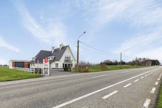 Toplocatie met bedrijfsgebouw bestaande uit magazijn, ruime villa, garage en verharde buitenruimte te koop.Knap gerenoveerd magazijn bestaande uit...
