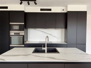 Rustig gelegen, mooi afgewerkt nieuwbouw appartement gelegen aan de groene rand van Gent. Indeling: inkom, vestiaire ruimte, apart toilet,...