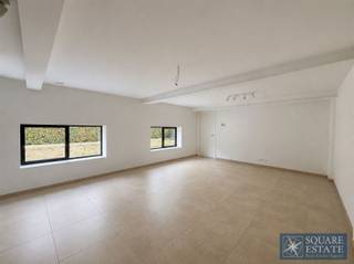 <p><span>Square Estate stelt u dit prachtige éénslaapkamerappartement voor, gelegen in een recente residentie te Wemmel.</span></p><p><span>Het appartement is als volgt ingedeeld: een inkomhal, een woonkamer met volledig uitgeruste open keuken, één slaapkamer, een badkamer, een berging, een apart toilet, een terras, een privatieve tuin, alsook een parkeerplaats en een kelder.</span></p><p><span>Wij bieden dit prachtige appartement te huur aan voor 1.150 per maand + 80 gemeenschappelijke kosten.</span></p><p><span>Voor meer informatie of om een bezoek in te plannen, kunt u contact met ons opnemen via 02/460.42.01 of via <span>ca@square-estate.be</span></span><span> </span></p>