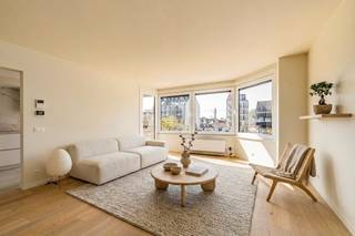 À la recherche d'un appartement prêt à emménager dans un emplacement de premier choix à Heist ? Cet appartement magnifiquement rénové se trouve sur la très prisée avenue Graaf D'ursellaan, à distance de marche de la mer et de la place des Héros. Grâce à son emplacement exceptionnel, vous pourrez profiter d'un environnement de vie agréable avec un accès facile aux transports en commun et à toutes les commodités offertes par Heist.<br /><br />L'appartement a été entièrement rénové avec confort et qualité à l'esprit, et dispose d'un espace de vie particulièrement spacieux et lumineux, d'une cuisine moderne, de deux chambres à coucher complètes et de pas moins de deux terrasses. À l'avant, vous pourrez profiter d'une terrasse ensoleillée avec une vue dégagée, tandis que la terrasse exceptionnellement spacieuse à l'arrière constitue un atout supplémentaire et un espace extérieur agréable.<br /><br />Sur le plan énergétique et technique, l'appartement offre également un grand confort. Le chauffage est assuré par une pompe à chaleur et des vitrages performants ont été installés partout. Le beau parquet confère en outre une ambiance chaleureuse et élégante.<br /><br />Un appartement exceptionnellement complet dans un emplacement exceptionnel, idéal comme résidence permanente, résidence secondaire ou investissement intéressant sur la côte belge.<br /><br />Disposition :<br /><br />- Hall d'entrée avec des armoires vestiaires pratiques,<br />- Toilettes invités,<br />- Espace de vie spacieux et lumineux avec coin salon et salle à manger confortable,<br />- Cuisine entièrement équipée avec tout le confort moderne,<br />- Terrasse ensoleillée à l'avant avec une vue dégagée,<br />- Espace de rangement pratique avec raccordement pour machine à laver,<br />- Salle de bains avec douche à l'italienne, lavabo et toilettes,<br />- Première chambre spacieuse avec placards encastrés,<br />- Deuxième chambre spacieuse avec placards encastrés,<br />- Terrasse exceptionnellement spacieuse à l'arrière,<br /><br />Une opportunité unique pour ceux qui recherchent un appartement spacieux et entièrement rénové avec un espace extérieur exceptionnel dans l'un des endroits les plus agréables de Heist.<br /><br />Intéressé ? Contactez-nous dès aujourd'hui et découvrez ce magnifique appartement.