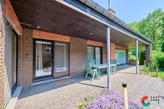 Deze gelijkvloerse gezinswoning is gelegen op een knap perceel van 9,09 are in een bosrijke omgeving. De woning beschikt over 3 slaapkamers. Ruimtes als de leefruimte, keuken en badkamer werden reeds vernieuwd.<br /><br />LIGGING:<br />Zeer rustig gelegen met in de nabije omgeving veel wandel en fietsmogelijkheden (fietsroutenetwerk)<br /><br />INDELING:<br />Gelijkvloerse verdieping:<br />- Inkomhal<br />- Gastentoilet<br />- Ruime leefruimte voorzien van een speksteenkachel<br />- Volledig geïnstalleerde keuken<br />- Badkamer voorzien van een inloopdouche<br />- Slaapkamer 1<br />- Slaapkamer 2<br />- Slaapkamer 3<br /><br />TUIN:<br />- Een tuin met zicht op het groen en voorzien van een vrijstaande garage<br /><br />KELDER:<br />- Volledig voorzien van een kruipkelder<br /><br />EXTRA TROEVEN:<br />+ Uitstekende ligging in het groen<br />+ Steeds goed onderhouden<br />+ Kwalitatieve materialen<br />+ Voorziening zonnepanelen<br />+ Geen renovatieplicht<br /><br />Interesse in deze goed onderhouden gezinswoning? Contacteer ons, en we helpen je dichtblij verder.