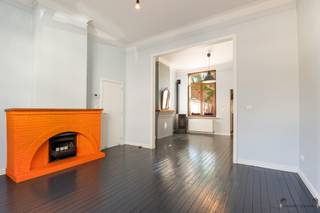 <p><span>Welkom in deze aantrekkelijke woning gelegen in het hartje van Hamme, een eigendom dat perfect combineert wat het beste is van klassieke charme met hedendaagse gemakken. </span></p><p><span> </span></p><p><span>Met een bewoonbare oppervlakte van 193 m² biedt deze woning voldoende ruimte voor een gezin of iedereen die van comfortabel wonen houdt.</span></p><p><span> </span></p><p><span>De karaktervolle voorgevel met getuigt van stevige vakmanschap en geeft de woning een warme uitnodigende look.</span></p><p><span> </span></p><p><span>Binnenin ontdekt u een praktische indeling: </span></p><p><span>De leefruimten zijn lichtrijk en open en vloeien naadloos over in elkaar.</span></p><p><span>De keuken is uitgerust met inbouwapparatuur en voldoende werkruimte. </span></p><p><span>De woning beschikt over 3 slaapkamers en een badkamer op het 1e verdiep en een extra zolder, via vaste trap te bereiken, om eventueel nog 2 kamers te creëren.</span></p><p><span>De badkamer is praktisch ingericht met een bad en douche combinatie.</span></p><p><span> </span></p><p><span>Een opvallend kenmerk is de pelletkachel in de woonkamer, die niet alleen een bron van warmte maar ook een visueel hoogtepunt vormt.</span></p><p><span>Naast het alternatief verwarmen, is er eveneens een HR ketel op gas aanwezig, waardoor u zelf kan kiezen welke energiebron u financieel en comfortabel voordeel geeft.</span></p><p><span> </span></p><p><span>De woning beschikt over een aangename buitenruimte met patio en tuin, omgeven door houten schermen die privacy bieden. </span></p><p><span>Parkeren wordt volledig opgelost door de achterliggende private parkeerplaats die bereikbaar is via eigen tuin. </span></p><p><span> </span></p><p><span>Dit is een woning waar kwaliteit, comfort en karakter samenkomen, aangevuld met moderne technieken zoals zonnepanelen met thuisbatterij.</span></p><p><span> </span></p><p><span>Bekijk alvast de virtuele rondleiding en bel ons voor een bezoekje ter plaatse. </span></p>