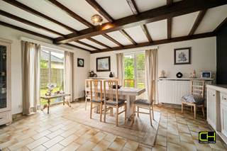 Deze woning type bungalow beschikt een aangename bewoonbare oppervlakte van maar liefst 182 m² het perceel grond heeft een oppervlakte van 762m².<br /><br />De woning beschikt over een ruime inkomhal, lichtrijke leefkamer met zit en eethoek, aanpalende een grote ingerichte woonkeuken met een praktische voorraadkamer, een nachthal, drie slaapkamers een ingerichte badkamer, afzonderlijk toilet, grote garage met parkeermogelijkheid voor twee wagens en een onafgewerkte zolder.<br /><br />Rond de woning is een mooie aangelegde tuin, de verzorgde oprit zorgt voor extra parkeergelegenheid voor de woning.<br /><br />Bezoekdag: donderdag 04/06 van 15u tot 18u, mits het maken van een afspraak via 09 395 05 40 of via de online agenda.<br />