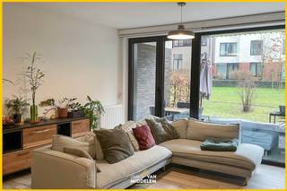 Immo Van Middelem biedt dit lichtrijk en praktisch ingedeeld gelijkvloers appartement te huur aan, gelegen in de nieuwe Erasmus Gardens in...