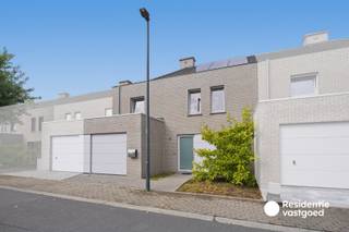 KIJKDAG ZATERDAG 29/8 VAN 10U TOT 12U (inschrijven vooraf via residentievastgoed.be)<br /><br />Recente, energiezuinige woning met 3 slaapkamers en garage in een rustige woonwijk te Keiem. <br /><br />Deze woning uit 2017 is rustig gelegen in een doodlopende wijk en valt vooral op door haar energiezuinigheid. Met een EPC van 80 kWh/m², energielabel A, 15 zonnepanelen en een thuisbatterij van 5 kW is de woning sterk uitgerust op energetisch vlak.<br /><br />Via de inkomhal met apart toilet komt u in de leefruimte met aansluitend de open keuken voorzien van alle elektrische toestellen en opvallend veel kastruimte. Deze volledige ruimte is uitgerust met airco. Het schuifraam heeft vanuit de leefruimte toegang tot het terras en de tuin. Grenzend aan de keuken is er toegang tot de inpandige garage met aansluiting voor wasmachine en droogkast en alle andere voorzieningen.<br /><br />Op de eerste verdieping bevinden zich drie volwaardige slaapkamers, waarvan twee uitgerust met airco; een badkamer met ligbad, douche, dubbele lavabo en toilet. Op deze verdieping zijn alle ruimtes uitgerust met rolluiken. De zolder op de tweede verdieping zorgt daarnaast voor extra opslagmogelijkheden.<br /><br />De vermelde prijs is een richtprijs, elk bod wordt overgemaakt aan de eigenaar die zich het recht voorbehoud het bod al dan niet te aanvaarden.<br /><br />Neem een voorsprong en vraag uw gratis, vrijblijvende waardebepaling aan via: www.residentievastgoed.be/gratisonlineschatten<br /><br />EPC: A-label | Ref.: DI00088