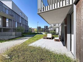 <p><span>Rustig en centraal gelegen gelijkvloers appartement te huur in de aangename wijk Koklenberghof, in het hart van Sint-Niklaas.</span></p><p><span>Dit recente appartement (bouwjaar 2019) is energiezuinig en volledig instapklaar. De lichtrijke leefruimte sluit aan op een open, volledig ingerichte keuken voorzien van alle nodige toestellen. Aansluitend is er een praktische berging. Verder beschikt het appartement over een afzonderlijk toilet, een moderne badkamer met inloopdouche en dubbele lavabo in meubel en aansluiting wasmachine, en één comfortabele slaapkamer. Buiten geniet u van een aangenaam terras. Daarnaast zijn er een kelderberging en een autostaanplaats inbegrepen. Plan uw bezoek snel in!</span></p><p><span> </span></p>