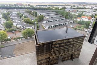 Gemeubelde studio met zonnig terras en open zicht op de Polders<br /><br />Deze verzorgde en gemeubelde studio bevindt zich op de zesde verdieping, aan de rustige achterzijde en zonnekant van Residentie Park. Dankzij de hoge ligging geniet u er van een mooi, open uitzicht over de Polders.<br /><br />De studio omvat een lichtrijke woonkamer met open keuken, een badkamer met douche, lavabo en toilet, en een aangenaam terras aan de zonnekant. Een private kelderberging is inbegrepen in de verkoop.<br /><br />Ideaal gelegen op wandelafstand van winkels, horeca, de zeedijk en het strand. De perfecte uitvalsbasis voor wie op zoek is naar een aangenaam tweede verblijf aan zee.