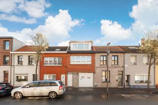 <p><strong>Deze rustige straat ligt nabij </strong>de groene omgeving van "’t Dokske”, een opkomende buurt waar wonen, groene pleintjes, haven en industrie samenvloeien en daardoor vooral jongere koppels aantrekt. Het is ideaal gelegen in de nabijheid van belangrijke invalswegen, het openbaar vervoer, scholen en verschillende parken. Via de fietsbrug bent u op vijf minuutjes van Park Spoor Noord.</p><p><br /></p><p><strong>De indeling van de woning bestaat uit </strong>een inkomhal - een garage - een ruime polyvalente ruimte die nu dienst doet als keuken - apart toilet - een extra compacte keuken met aansluitend een dakterras - een lichtrijke eetkamer - een living - een badkamer - een zeer ruime slaapkamer en een tweede kleine slaapkamer dat ook geschikt kan zijn als bureau.</p><p><br /></p><p><strong>Troeven:</strong> - renovatiepotentieel - garage - dakterras</p>