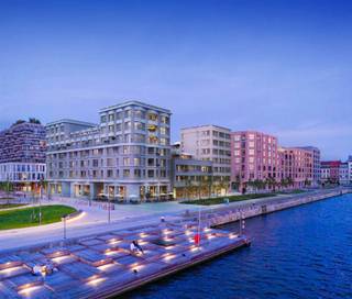 <p><strong>Welkom in Terhaven! </strong><br /><br />Dit inspirerend project in de duurzame Cadixwijk, pal aan het autovrije en groene Schengenplein, heerlijk uitkijkend over het water en vlakbij het centrum, heeft alles om u te laten wonen zoals u bent.<br /><br /><strong>Appartementen met hoogstaande afwerkingsgraad<br /></strong><br />Terhaven biedt een veelheid aan inventieve en stijlvolle appartementen waar u ongeacht uw leeftijd en levensstijl kunt wonen zoals u bent. <br />In de hogere lagen van de vier hoektorens bevinden zich woningen die zich onderscheiden met een panoramisch zicht over de unieke omgeving. Ieder appartement beschikt over een privaat terras waar u uitkijkt op de groene binnentuin, het water of het fantastische Schengenplein.<br /><br /><strong>Gezellige oase</strong><br /><br />Terhaven bestaat uit vier hoektorens van zeven lagen die via een sokkel met elkaar zijn verbonden en zo samen een speelse en beschermende schil vormen rondom de collectieve binnentuin. Dankzij de lagere gebouwdelen aan de west- en zuidzijde bereikt het daglicht maximaal deze gezellige oase waar bijzondere aandacht werd besteed aan akoestiek.<br />Daarbovenop heeft u als bewoner toegang tot een ruim en zonovergoten dakterras. Deze extra gemeenschappelijke buitenruimte is dé ideale plek om even helemaal tot rust te komen.<br /><br /><strong>Zoals u het verlangt<br /></strong><br />Terhaven combineert een hoogkwalitatieve afwerking met duurzame troeven die u volgens uw eigen smaak en noden kunt personaliseren. In de verkoopprijs van ieder appartement is een budget voorzien voor de keuken, badkamer, vloeren en binnendeuren. Hiermee kunt u zelf kiezen hoe u uw appartement wil afwerken en personaliseren.<br />Ieder appartement is aangesloten op een efficiënte gemeenschappelijke warmtepomp, in combinatie met vloerverwarming en koeling. U kunt zelf beslissen hoe energiezuinig uw appartement wordt en hoe groot uw fiscaal voordeel zal zijn. Bij E30 geniet u de eerste vijf jaar alvast van 50% korting op uw onroerende voorheffing.<br /><br /><strong>Cadixwijk</strong> <br /><br />Terhaven bevindt zich in de Cadixwijk, een wijk dat een fascinerende transformatie heeft ondergaan. Het project, gelegen aan de kalme wateren van de dokken, biedt een adembenemend uitzicht op de jachthaven en de levendige stadshorizon. <br /><br />Rondom het project vinden we een harmonieuze mix van groene ruimtes en stedelijke voorzieningen. Wandelpaden langs het water bieden een vredige ontsnapping uit de stadsdrukte, terwijl de nabijgelegen parken een groene oase vormen voor recreatie en ontspanning. Deze groene zones versterken het gevoel van gemeenschap in de buurt en bieden ruimte voor zowel rust als sociale interactie.<br /><br />De Cadixwijk staat ook bekend om zijn levendige atmosfeer, met een scala aan lokale cafés, restaurants en boetieks die een unieke, lokale ervaring bieden. Deze etablissementen, vaak gehuisvest in sfeervol gerenoveerde pakhuizen en oude havengebouwen, geven een uniek karakter aan de buurt.<br /><br />Bovendien is de wijk goed verbonden met de rest van de stad. De aanwezigheid van verschillende tram- en bushaltes zorgt voor een vlotte toegang tot het stadscentrum en andere delen van Antwerpen. Voor de bewoners van het nieuwbouwproject betekent dit een perfect evenwicht tussen de rust van een waterrijke omgeving en de dynamiek van het stadsleven.</p>