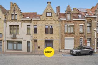 Subliem gerenoveerde herenwoning met 6 slaapkamers inclusief garage in Nieuwpoort-Stad op 135 m².<br />Bent u op zoek naar een uitzonderlijk ruime gezinswoning, een stijlvol tweede verblijf of een renderende vakantiewoning aan zee? Deze statige herenwoning (bouwjaar 1930) in het historische Nieuwpoort-Stad werd in 2023 totaal en hoogwaardig gerenoveerd. Met 6 slaapkamers, 3 badkamers, een inpandige garage en een gunstig EPC B-label is dit een unieke kans!<br />Totaalrenovatie (2023): Modern, instapklaar comfort met behoud van karakter.<br />Toplocatie: In het centrum van Nieuwpoort-Stad, op wandelafstand van de jachthaven en winkels.<br />Op het gelijkvloers vinden we de karaktervolle inkomhal met vestiaire, royale leefruimte met schuifraam naar het terras. Moderne keuken voorzien van hoogwaardige toestellen (SMEG-inductiefornuis, Samsung microgolf). Praktische wasplaats met ingemaakte kasten, hangtoilet, een droge kelder en garage (toegang via Astridlaan).<br />Op het 1ste verdieping: 4 slaapkamers en 2 moderne badkamers met inloopdouche, lavabo en toilet.<br />Op het 2de verdieping & Zolder: 2 ruime slaapkamers met ingemaakte kasten, een 3de grote badkamer met inloopdouche en toilet, en een extra bergzolder.<br />Energiezuinig: EPC B-label (131 kWh/m²), HR-glas (PVC) en CV op aardgas (Bosch).<br />Kortom: Een instapklare droomwoning aan de Belgische kust met een zee aan ruimte. Ideaal voor grote gezinnen of als investering (vakantieverhuur).<br />KIJKDAG WOENSDAG 24/6/26 VAN 14U TOT 16U (inschrijven via residentievastgoed.be) <br />(Ref. NI24047)
