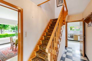 [[ DIT PAND NEEMT DEEL AAN DE ERA OPEN HUIZEN DAG OP 13/6 VAN 9:30 TOT 10:30 ]]
<p>Op een gunstige ligging in Eeklo bevindt zich deze <strong>alleenstaande statige woning </strong>met een <strong>ruime tuin en een prachtig, vrij uitzicht over de achterliggende velden.</strong> </p>

<p>De woning beschikt momenteel over 3 volwaardige slaapkamers, met de mogelijkheid om een 4de slaapkamer te creëren. Verder zijn er mooie leefruimtes die tal van mogelijkheden bieden voor wie de woning naar eigen smaak wenst te moderniseren.</p>

<p>Een extra troef is de aanwezigheid van zowel een inpandige garage als een afzonderlijke buitengarage, aangevuld met meerdere parkeerplaatsen op eigen terrein. Hierdoor is er voldoende ruimte voor wagens, hobby's of extra opslag.</p>

<p>De zonnige tuin vormt een echte meerwaarde en biedt een prachtig zicht op de omliggende velden, wat zorgt voor een aangenaam gevoel van ruimte en privacy.</p>

<p>Bent u op zoek naar een woning met potentieel, een mooie buitenomgeving en een vlotte bereikbaarheid nabij winkels en voorzieningen? Dan is deze eigendom zeker een bezoek waard.</p>

<p><strong>Troeven:</strong></p>

<ul><li>Alleenstaande bebouwing</li><li>Tuin met zicht op de velden</li><li>3 slaapkamers, mogelijkheid tot 4 slaapkamers</li><li>Inpandige garage én afzonderlijke buitengarage</li><li>Meerdere parkeerplaatsen op eigen terrein</li><li>Te moderniseren naar eigen smaak</li><li>Nabij winkels, scholen en openbaar vervoer</li><li>Veel potentieel voor gezinnen of handige renovatiezoekers</li></ul>

<p>Een ideale opportuniteit voor wie ruimte, rust en een centrale ligging wil combineren.</p>