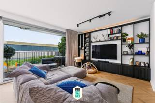 Dit goed onderhouden en stijlvolle appartement is gelegen op de tweede verdieping van een recente residentie uit 2022. Het appartement combineert een moderne afwerking met een aangename leefruimte en een ruim westgericht terras.<br /><br />Via de inkomhal, met ingemaakte kasten, komt je via de mooie deur in glas en staal in de lichtrijke leefruimte met open keuken. Die keuken is geen standaardkeuken, maar werd gepimpt met een composiet-werkblad, ontbijthoek, oven én microgolfoven, grote koelkast en diepvries en een marmerlook spatwand, die terugkomt in het tafelblad. Ook de leefruimte werd opgewaardeerd in vergelijking met de standaard, door de visgraatparket, moderne maatwerk kastenwand, railverlichting, kamerhoge gordijnen en rolgordijnen.<br />Aansluitend bevindt zich een praktische berging, met plaats voor zowel wasmachine als droogkast, maar ook nog opslag Het appartement beschikt verder over twee slaapkamers eveneens met ingemaakte kasten en een ruime badkamer met inloopdouche.<br /><br />Een absolute troef is het ruime terras van 10,6 m², waar u dankzij de westelijke oriëntatie volop van de namiddag- en avondzon kunt genieten. Bovendien is er weinig inkijk en geniet het appartement van een redelijk open zicht.<br /><br />Het appartement is zeer tijdloos en stijlvol afgewerkt en is voorzien van dubbele, geluidwerende beglazing, PVC-raamprofielen, gasverwarming en ventilatiesysteem D. Dankzij de recente bouwdatum en goede staat van onderhoud is het geheel instapklaar. Het appartement beschikt bovendien over individuele zonnepanelen en heeft een EPC-label A.<br /><br />Tesnlotte is er mogelijkheid om een ondergraondse garagebox en/of een deel van de meubels aan te kopen.