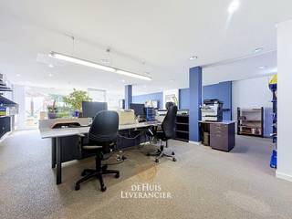 Bent u op zoek naar de perfecte uitvalsbasis voor uw praktijk, kantoor of handelszaak? Op een absolute toplocatie in Edegem, pal aan de Fort V-straat 14, vindt u dit uitzonderlijk ruime en perfect onderhouden handelsgelijkvloers. Gelegen te midden van een gloednieuwe, levendige verkaveling geniet u hier van een directe stroom aan potentiële klanten en patiënten, gecombineerd met een uitstekende visibiliteit.<br /><br />Wat dit pand écht uniek maakt voor de professionele koper, is de combinatie van ruimte, parkeergelegenheid en financiële onafhankelijkheid. Met een royale bedrijfsoppervlakte van maar liefst 184 m² (op een totale grondoppervlakte van 221 m²) kunt u hier werkelijk alle kanten op. Bovendien is parkeren voor de deur een absolute luxe: u beschikt over 3 parkeerplaatsen in volle eigendom, met de mogelijkheid om flexibel 2 extra plaatsen aan de voorzijde te huren (€ 65,- per plaats). Uw cliënteel arriveert dus altijd stressvrij.<br /><br />Binnenin is het pand door de jaren heen met de grootste zorg up-to-date gehouden. De indeling is dankzij de volledig onderkelderde kruipruimte flexibel aan te passen, aangezien leidingen overal vlot bereikbaar zijn. De centrale verwarming (hoogwaardige Vaillant-ketel uit 2016) is slim opgedeeld in 4 aparte circuits, wat het perfect mogelijk maakt om verschillende consultatie- of kantoorruimtes afzonderlijk te verwarmen.<br /><br />Ook technisch staat de eigendom volledig op punt. De elektriciteit is conform, de verlichting is in 2016 volledig vernieuwd naar energiezuinige led, en in november 2022 werd er nog een gloednieuwe keuken geïnstalleerd. Het zijraam werd in 2017 uitgerust met dubbele beglazing, rolluiken en een ventilatierooster, terwijl de voorzijde is voorzien van stevig, gewapend glas. De vloer is afgewerkt met een strak steentapijt, waarvan één zone is verzegeld met een oerdegelijke epoxy-coating.<br /><br />Nog een onmiskenbare troef voor uw exploitatie: er is géén syndicus en er zijn géén gemeenschappelijke vaste kosten. Dankzij de aparte, volledig digitale meters voor alle nutsvoorzieningen heeft u uw vaste lasten 100% zelf in de hand.<br /><br />Kortom: een instapklaar, toekomstgericht en strategisch gelegen vastgoedproject dat uw onderneming of praktijk de professionele uitstraling geeft die het verdient.<br /><br />Bent u klaar om uw professionele toekomst in Edegem te verankeren? Contacteer ons snel voor een bezoek ter plaatse en ontdek de mogelijkheden!<br /><br />EPC :  Label C<br />Stedenbouwkundige inlichtingen in aanvraag<br />Waterinfo : P-Score = D, G-Score = D<br /><br />Dit is niet wat je zoekt ? Al gehoord van AANKOOPBEGELEIDING ?   Wij zoeken, bezoeken en onderhandelen mee met jou voor eigendommen die worden aangeboden door particulieren, andere makelaars of eigendommen die zelfs (nog) niet te koop staan?<br />Vraag meer informatie over aankoopbegeleiding via welkom@dehuisleverancier.be of 0489/069.000<br /><br />de Huisleverancier : Persoonlijk, voor iedereen Service, Kwaliteit en Vertrouwen !<br /> 