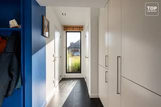 Deze ruime en veelzijdige woning combineert comfortabel wonen met heel wat extra mogelijkheden voor werk, hobby en opslag. Dankzij de praktische indeling, de grote loods en de ruime tuin is dit een eigendom met heel wat mogelijkheden.<br /><br />Binnen beschikt de woning over een ruime inkomhal met veel kastruimte, een aangename leefruimte en een open keuken voorzien van alle comfort. Vanuit de leefruimte geniet u van een mooi zicht op de tuin. Aansluitend is er een eethoek met toegang tot de bureauruimte en een badkamer op het gelijkvloers.<br /><br />Op de bovenverdieping bevinden zich 3 slaapkamers en een tweede badkamer. De woning werd gerenoveerd in 2015 en biedt heel wat comfort. Twee slaapkamers kunnen nog volledig naar eigen smaak worden afgewerkt. Daarnaast beschikt de woning over zonnepanelen en airconditioning. Een 4de slaapkamer kan worden ingericht. <br /><br />Een absolute troef is de grote loods/het magazijn met daglicht en toilet. Dankzij de zijingang is deze ruimte makkelijk bereikbaar en ideaal voor een zelfstandige of hobbyist, opslag of het stallen van een wagen of aanhangwagen.<br /><br />Troeven:<br /><br />2 badkamers, waarvan één op het gelijkvloers<br />Grote loods/magazijn met daglicht en toilet<br />Handige zijingang<br /><br />Grote zonnige tuin met veel privacy<br />3 terrassen<br />Bureauruimte op het gelijkvloers<br />Zonnepanelen met groenestroomcertificaten tot 2031.<br />Airconditioning<br />Kelder en zolder<br />Gerenoveerd in 2015<br />Instapklaar met nog mogelijkheden tot verdere afwerking<br /><br />Beschikbaar bij akte!<br /><br />Contacteer Top Vastgoed voor een bezoek: 0475 700 700.