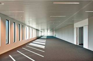 Kantoor- en commerciële ruimtes beschikbaar in de Avenue Building. Prachtig kantoorgebouw gelegen aan de Noorderplaats, op de hoek van de Italiëlei en Londenstraat. Kortbij centrum en het Eilandje en de Haven.<br />Moderne ruimtes verspreid over 7 bovengrondse verdiepingen voorzien van airco, liften, veel natuurlijk lichtinval en ondergrondse parkeergelegenheid. <br />- Commerciële ruimte van 537m² beschikbaar