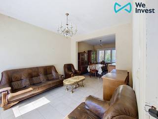 Op een rustige en vlot bereikbare ligging in Oostende, bevindt zich deze ruime bel-etagewoning met een bewoonbare oppervlakte van 163 m². De woning biedt een uitstekende basis voor wie op zoek is naar een renovatieproject dat volledig naar eigen smaak kan worden ingericht.<br /><br />De indeling omvat een lichtrijke leefruimte, keuken, vier volwaardige slaapkamers, een garage, diverse polyvalente ruimtes en een tuin waar u in alle rust kunt genieten. Dankzij de praktische indeling is de woning bovendien bijzonder geschikt voor wie wonen en werken wil combineren. De mogelijkheid om een praktijkruimte, kantoor of vrij beroep te integreren vormt een belangrijke troef.<br /><br />Een extra pluspunt zijn de recent vernieuwde ramen, waardoor reeds een belangrijke investering werd uitgevoerd.<br /><br />Bent u op zoek naar een woning met veel ruimte, een gunstige ligging en eindeloze renovatiemogelijkheden? Dan is deze bel-etagewoning beslist een bezoek waard.<br /><br />Deze woning wordt aangeboden met een startprijs van € 195.000 en een richtprijs van € 215.000.<br />Elk bod zal door de eigenaar in overweging genomen worden.