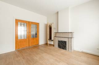 Op een absolute toplocatie in het centrum van Pelt, vinden we deze charmante stadswoning terug aan de Bemvaartstraat 4. Winkels, scholen, horeca en openbaar vervoer bevinden zich op wandelafstand, waardoor u geniet van alle comfort van wonen in het centrum.<br />Bij het betreden van de woning komt u terecht in de inkomhal met trap naar de verdieping. De leefruimte is opgedeeld in twee gezellige delen en wordt stijlvol gescheiden door een mooie schuifdeur, wat zorgt voor extra charme en flexibiliteit in de indeling. Aansluitend bevindt zich de praktische keuken, die reeds werd gerenoveerd en voorzien is van voldoende kastruimte. Verder beschikt het gelijkvloers over een apart toilet en een technische/CV-ruimte met afzonderlijke douchecabine.<br />Op de eerste verdieping bevinden zich 3 ruime slaapkamers en een mooie gerenoveerde badkamer, uitgerust om hedendaags comfort te bieden. Via een handige vlizotrap bereikt u de zolderruimte, ideaal als extra bergruimte.<br />Buiten geniet u van een onderhoudsvriendelijke stadstuin, perfect om in alle rust te ontspannen zonder veel onderhoud.<br />Troeven van deze woning:<br /><br />✔ Topligging in het centrum van Pelt<br />✔ 3 ruime slaapkamers<br />✔ Gezellige woonkamer met karaktervolle schuifdeur<br />✔ Keuken en badkamer reeds gerenoveerd<br />✔ Onderhoudsvriendelijke stadstuin<br />✔ Rolluiken aanwezig<br />✔ Praktische zolder bereikbaar via vlizotrap<br />✔ Elektrische installatie CONFORM gekeurd<br />✔ Renovatieplicht eenvoudig op te lossen door vervanging van de huidige enkel beglaasde ramen naar dubbel glas<br /><br />Bent u op zoek naar een centraal gelegen woning met karakter, ruimte en potentieel? Dan is deze woning zeker een bezoek waard!<br />Interesse? Contacteer ons vandaag nog voor een bezichtiging.