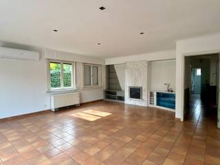<p>In een rustige, kindvriendelijke wijk van Aartselaar, zonder doorgaand verkeer, bevindt zich deze vrijstaande woning met tal van troeven. <br />Gebouwd in 1990 en zorgvuldig onderhouden en vernieuwd, combineert ze comfort, ruimte en een gunstige ligging.<br /><br />Bij het binnenkomen ervaart u meteen de lichte en ruime leefruimte. De open indeling zorgt voor een aangename connectie tussen de leefruimte, eetkamer en keuken. Dankzij de grote ramen geniet u de hele dag door van natuurlijk licht en een mooi uitzicht op de tuin.<br /><br />De woning beschikt over twee ruime slaapkamers en een badkamer met douche, perfect ingedeeld voor een klein gezin, een koppel of wie graag gelijkvloers wil wonen. Op de grote zolder zijn er bovendien nog tal van uitbreidingsmogelijkheden: extra slaapkamers, een hobbyruimte of een bureau. <br /><br />De ruime garage biedt plaats voor wagen, fietsen en extra bergruimte. Buiten geniet u van een aangename tuin met terras en groen. <br /><br />Deze woning is ook technisch helemaal mee met haar tijd: EPC-label C, verwarming via warmtepomp, Asbestvrij – zorgeloos wonen zonder renovatiezorgen<br /><br />De ligging is bovendien ideaal: een vlotte verbinding via de A12 brengt u in geen tijd naar Antwerpen of Brussel, terwijl winkels, scholen en openbaar vervoer op korte afstand liggen.<br /><br />Kortom: deze woning in Aartselaar biedt de perfecte balans tussen rustig wonen, moderne voorzieningen en een centrale ligging.<br />Een instapklare woning met toekomstmogelijkheden – klaar om er uw nieuwe thuis van te maken.</p><p></p>