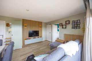 Welkom in dit volledig gerenoveerde en <strong>instapklare</strong> éénslaapkamerappartement, gelegen op de negende verdieping van residentie Duinroos in Middelkerke.<br /><br />Dankzij de brede voorgevel en de <u>grote raampartijen</u> baadt de leefruimte in het natuurlijke licht en geniet u van een ruimtelijk en aangenaam woongevoel.<br />De lichtrijke leefruimte sluit aan op de open, volledig uitgeruste keuken.<br /><br />Via het schuifraam heeft u toegang tot het <strong>zonnige terras</strong>, waar u kunt ontspannen terwijl u geniet van een <u>prachtig uitzicht op de duinen</u> en het achterliggende landschap.<br />Het appartement werd recent met veel zorg en oog voor detail <strong>vernieuwd</strong>, waardoor het een eigentijdse uitstraling en optimaal wooncomfort biedt. Bovendien wordt het <strong>volledig gemeubeld</strong> verkocht.<br />De badkamer is praktisch ingericht en voorzien van een modern lavabomeubel, een douche en een toilet.<br /><br />Residentie Duinroos beschikt daarnaast over een gemeenschappelijke <u>fietsenberging</u>, waar fietsplaatsen kunnen worden gehuurd, evenals een gemeenschappelijk vuilnislokaal.<br /><br />Er is tevens de mogelijkheid om een staanplaats aan te kopen voor € 40.000 (gelegen in de Westendelaan 72).