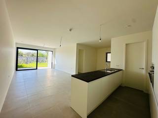 <br />Welkom in dit gloednieuwe gelijkvloers appartement in het hart van Zeveneken! Dit recent opgeleverde pareltje combineert hedendaags comfort met een uitstekende ligging. De woning is volledig instapklaar en afgewerkt met kwaliteitsvolle materialen.<br />Bij binnenkomst ontdek je meteen de open leefruimte, waar een moderne keuken perfect geïntegreerd is in de eet- en zitruimte. De keuken is voorzien van alle comfort en nodigt uit tot gezellig koken en tafelen. De ruime living baadt in het natuurlijke licht dankzij de grote raampartijen en sluit naadloos aan op een zonnig terras met tuintje – dé ideale plek om te ontspannen of gezellig te vertoeven in de buitenlucht.<br />Het appartement beschikt over één comfortabele slaapkamer, een stijlvolle badkamer met inloopdouche en een apart toilet. Alles werd ingericht met oog voor functionaliteit en sfeer.<br />Achteraan bevindt zich bovendien een aparte garagebox, wat dit aanbod compleet maakt. Wonen in het centrum van Zeveneken betekent genieten van rust, bereikbaarheid én een moderne woonkwaliteit.<br />Een unieke kans om dit nieuwbouwappartement te betrekken!<br /><br />Gemeenschappelijke kost syndicus : 70€<br /><br />Bezoekdag: Woensdag 19 augustus