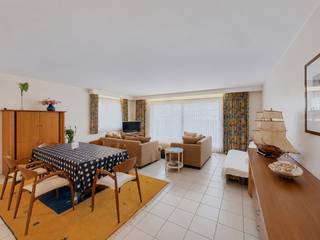 Ruim en gemeubeld appartement (type doorloper) gelegen op het gelijkvloers op een centrale ligging in Nieuwpoort-Bad, op enkele stappen van het strand, de winkels en het openbaar vervoer.<br />Het appartement omvat een ruime en lichtrijke woonkamer met eetplaats, een open keuken en toegang tot het zuidgerichte terras. Verder beschikt het over een inkomhal met gastentoilet, een badkamer met ligbad, dubbele wastafel en toilet, twee slaapkamers met elk toegang tot het tweede terras en een aparte slaaphoek.<br />Mogelijkheid tot aankoop van een dubbele garage in het ondergrondse garagecomplex op -2 niveau. <br />Dankzij de uitstekende ligging vormt dit appartement de ideale uitvalsbasis als tweede verblijf aan zee, maar ook als interessante investering.