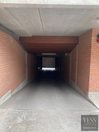 Te huur: ruime gesloten garagebox op verdieping -4 van Residentie Majestic, gelegen in de Zandstraat 6 te Knokke, op slechts 20 meter van de...