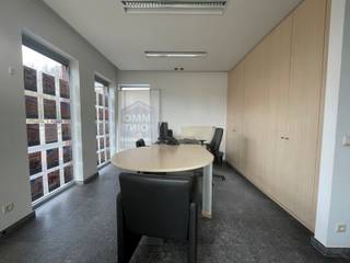 GELIJKVLOERS volledig op natuursteenCentraal gelegen gedeelte 45 m² met ingemaakte kasten en vaste burelen.1ste bureel 17 m² met ingemaakte...