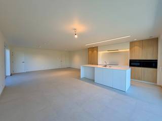 Deze ruime, recente halfopenwoning met drie slaapkamers en gezellige tuin is gelegen vlakbij het centrum van Tielt, op wandelafstand van...