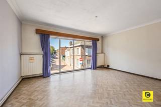 <p><span>Maison à rénover au cœur de Kontich.</span></p><p><span>Vous êtes à la recherche d'une maison que vous pouvez aménager entièrement à votre goût ? Vous rêvez d'un environnement calme et verdoyant, avec toutes les commodités à portée de main ? Cette maison à rénover dans le centre de Kontich est ce qu'il vous faut.</span></p><p><span>Cette charmante propriété offre de nombreuses possibilités à ceux qui aiment se retrousser les manches. Grâce à sa situation favorable, vous bénéficiez du meilleur des deux mondes : un accès facile à la ville et la proximité de la nature et de la tranquillité.</span></p><p><span>Les écoles, les magasins et les diverses infrastructures de loisirs sont accessibles à pied. De plus, les transports en commun sont facilement accessibles, ce qui vous permet de vous déplacer aisément.</span></p><p><span>Aménagement de l'appartement :</span></p><ul><li><span>Hall d'entrée </span></li><li><span>Salon confortable avec sol authentique </span></li><li><span>Plusieurs chambres à coucher </span></li><li><span>Grenier pouvant être converti en chambre supplémentaire ou en pièce de loisir </span></li></ul><p><span>En bref, une propriété avec du caractère et des possibilités infinies dans un emplacement de choix. Idéale pour les débutants, les investisseurs ou les rénovateurs qui cherchent à réaliser la maison de leurs rêves.</span></p><p><span>Intéressé(e) ? Contactez-nous rapidement pour une visite et découvrez les possibilités par vous-même !</span></p>