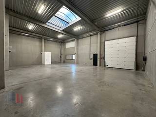 KMO-unit met een oppervlakte van 233 m² te huur. Uitstekend gelegen nabij de commerciële Geallieerdenlaan (N58) met een vlotte verbinding naar de...