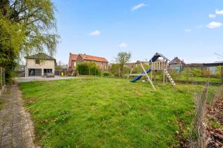 Openhouse zaterdag 19 september van 13.00 u tot 14.30 u.<br />Deze verzorgde open bebouwing in Kortenaken is rustig gelegen en biedt een aangenaam zicht op de tuin, waar u in alle privacy van het groen en het prachtig zicht kunt genieten. De woning beschikt over een lichtrijke keuken en  leefruimte, een functionele indeling en drie volwaardige slaapkamers, ideaal voor een gezin. Bij het binnenkomen vindt u een inkomhal met apart toilet en een afzonderlijke bureauruimte, perfect voor thuiswerk of een praktijk. De bewoonbare oppervlakte van 150 m² op een perceel van 644 m² zorgt voor comfortabel wonen. Verder is er een grote garage/kelder en voldoende parkeergelegenheid. Een instapklare woning op een rustige locatie met alle voorzieningen binnen handbereik.