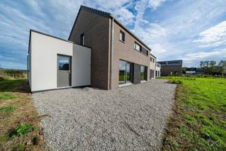 We Invest Malmedy biedt u dit nieuwe huis met omheinde schil aan, gelegen in het charmante dorpje Hedomont. Het ligt op een aangelegd terrein met alle essentiële voorzieningen. Dit sleutelproject omvat het perceel met zijn landschapsarchitectuur, een regenwatertank van 10.000 liter, een microzuiveringsinstallatie, een drainagesysteem en verbindingsleidingen naar de straat. Het water, de driefasige elektriciteit, de VOO- en Proximus-aansluitingen zijn al naar de straat gebracht en er is terrasbeplanting voorzien om meer privacy te garanderen. De bestrating aan de voor- en achterkant van het huis is voltooid. Begane grond: inkomhal, toilet, grote woonkamer en keuken van 52m2, garage met gemotoriseerde sectionale deur. 1e verdieping: een nachthal, een toilet, 2 slaapkamers, een badkamer en een master suite bestaande uit een slaapkamer, een kleedkamer en een doucheruimte. 2e verdieping: een zolder voor opslag. Dit geeft een totale oppervlakte van 192,13 m2. Wat de afwerkingen betreft, ben je vrij om ze aan je eigen smaak aan te passen. Je kunt ook een beroep doen op de bouwer om een huis te creëren dat helemaal bij jou past. Dit is een unieke kans om je eigen huis op maat te bouwen, terwijl je profiteert van een goed ontwikkeld en gestructureerd project.