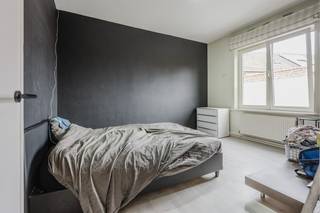 <p>Op zoek naar een pand waar <strong>wonen </strong>en <strong>ondernemen </strong>perfect samengaan? Deze instapklare woonst beschikt over een handelsruimte, ruime tuin, bijgebouw en maar liefst <strong>5 slaapkamers</strong>. Dankzij de uitstekende ligging aan de <strong>Gullegemsesteenweg 72 </strong>en een bruikbare oppervlakte van ca. <strong>321 m² </strong>biedt dit pand tal van mogelijkheden.<br /><br />De handelsruimte bevindt zich vooraan en staat rechtstreeks in verbinding met de woning. Daarnaast is er een <strong>aparte inkom naar de berging</strong>. Achteraan bevinden zich een keuken, berging met toilet en een aangename tuin met bijgebouw. Deze polyvalente ruimte kan perfect ingericht worden als <strong>poolhouse</strong>, <strong>bar</strong>, <strong>hobbyruimte of overdekt terras. </strong>Het bijgebouw beschikt bovendien over een <strong>zolder </strong>en <strong>kelder</strong>, waardoor er heel wat extra opbergruimte beschikbaar is.<br /><br />De <strong>gevelbreedte van 9,5 meter </strong>biedt bovendien de mogelijkheid om een garagepoort te voorzien. Hiervoor is een omgevingsvergunning vereist.<br /><br />Op de eerste verdieping vinden we een <strong>lichtrijke leefruimte met open keuken</strong>, <strong>badkamer, toilet </strong>en <strong>slaapkamer</strong>. De tweede verdieping bevinden zich nog  <strong>4 slaapkamers</strong>. Via een trapluik is er toegang tot de zolder.<br /><br />Een extra troef voor ondernemers: <strong>Stad Kortrijk </strong>voorziet verschillende premies ter ondersteuning van handelszaken en ondernemerschap. <br />https://www.kortrijk.be/onderneeminkortrijk/aantrekkingspremie-kortrijk<br /><br /><strong>Contacteer Simon voor een bezoek! </strong><br />+32 471 547 642 - simon@dekeyser.immo</p>