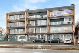 Interesse? Meer informatie op www.SWEVERS.be. - Dit instapklare appartement op de derde verdieping aan de Grote Baan in Houthalen-Helchteren biedt 116 m² wooncomfort op een zeer centrale locatie. De ruime en lichtrijke leefruimte van 35 m² met airco sluit aan op een praktische, gerenoveerde open keuken. Het appartement beschikt over drie volwaardige slaapkamers, een vernieuwde badkamer en is onmiddellijk bewoonbaar.<br /><br />Extra troeven zijn de twee terrassen (10 m² vooraan en 3 m² achteraan), elektrische rolluiken, vliegenramen, lift, een vrijstaande garage en een kelderberging. Dankzij privé zonnepanelen (2022) en een gunstig EPC is het appartement energiezuinig.<br /><br />Met scholen, openbaar vervoer, winkels en ontspanning op wandelafstand en een vlotte verbinding naar de snelweg, combineert deze woonst ruimte, comfort en een uiterst praktische ligging. Bel ons vandaag nog voor een persoonlijke rondleiding. Wij van Swevers Real Estate helpen je maar al te graag verder. tel. 011 255 155. Bron bewoonbare oppervlakte: EPC-verslag.
