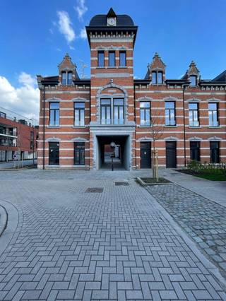 RUSTIG GELEGEN APP. MET 2 SLKS, TERRAS + PARKING Dit prachtig appartement bevindt zich in een uiterst rustig gelegen residentie in de gemeente...