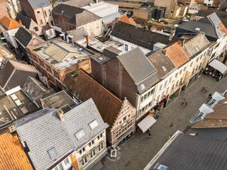Op een steenworp van de Grote Markt presenteren wij u dit veelbelovend commercieel pand met <strong>een grondopp. van 150 m²,  </strong>gelegen in het meest gegeerde deel van de Lange Zoutstraat. Het gebouw wordt CASCO opgeleverd, waardoor u de volledige vrijheid heeft om het naar eigen smaak en behoeften in te richten. <strong>• Gelijkvloers:</strong> ca. 85 m², ideaal voor een handelszaak met maximale zichtbaarheid. <br /><strong>• Kelderruimte:</strong> ca. 40 m², perfect als stockage of extra werkruimte.<br /><strong>• Eerste verdieping:</strong> kan worden benut als sociale ruimte of bijkomende opslag. Dit pand is onmiddellijk beschikbaar en biedt u de kans om uw onderneming te vestigen tussen gerenommeerde retailers zoals Orange, Dille &amp; Kamille, Hunkemöller en Leonidas. <strong>HET IS TEVENS MOGELIJK OM HET ERNAAST GELEGEN PAND LANGE ZOUTSTRAAT 18 MEE AAN TE KOPEN. </strong>Kortom: een commercieel pand met een ideale locatie, volume en een absolute topligging in het hart van Aalst - ideaal voor ondernemers of investeerders die visibiliteit en ruimte willen combineren. <strong>Bent u op zoek naar een commercieel pand op een absolute toplocatie in Aalst?</strong><br />Contacteer ons via 054 33 62 52 of info@immodelestre.be. Ontdek meer op www.immodelestre.be