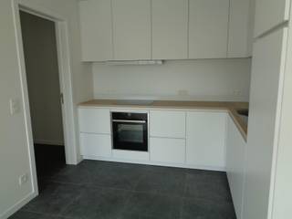 <strong>Recent duplex appartement op de 2e verdieping met autostaanplaats, ideaal gelegen in het centrum van Sterrebeek.</strong><br />Tweede verdieping: Inkomhal, WC, berging, woonkamer, terras, volledig geïnstalleerde keuken met berging, <br />Derde verdieping: Nachthal, WC, 3 slaapkamers, badkamer met ligbad en aparte douchekamer.<br />Gelijkvloers: 1 autostaanplaats.