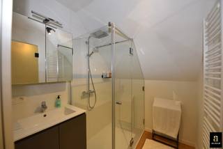 Dit volledig gemeubileerde duplex-appartement in Duinenwater te Knokke is prachtig afgewerkt en beschikt over zonnige terrassen met zicht op het...