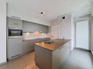 Het appartement is gelegen in een hedendaagse residentie, vlakbij de Schelde met heel wat groen rondom. Het appartement beschikt over een...