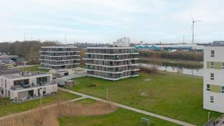 Residentie Waterleau geniet van een uitstekende ligging langs de vaart en biedt een prachtig, open zicht op het water en de omliggende groene omgeving. Het project bevindt zich op een boogscheut van Kortrijk en combineert rust met een vlotte bereikbaarheid. Dankzij de nabijheid van verschillende invalswegen zijn omliggende steden en gemeenten gemakkelijk te bereiken. Bovendien bevinden scholen, winkels en andere voorzieningen zich in de directe omgeving.<br /><br />Het appartement zelf is praktisch en aangenaam ingedeeld. Bij het binnenkomen kom je in de lichtrijke leefruimte met open keuken, waar grote raampartijen zorgen voor een mooie lichtinval en een prachtig uitzicht op de vaart. De open keuken sluit naadloos aan op de leefruimte, waardoor een gezellige en ruimtelijke sfeer ontstaat.<br /><br />Verder beschikt het appartement over één slaapkamer, met aansluitend de badkamer. Daarnaast is er een apart toilet en een praktische berging voorzien. Buiten is er een ruim terras waar het heerlijk vertoeven is en waar je in alle rust kan genieten van het open zicht en de omgeving.<br /><br />Het appartement beschikt over een gunstig EPC en is uitgerust met centrale verwarming op aardgas.<br /><br />Tot slot hoort er bij het appartement nog een private berging op de -1 verdieping, ideaal voor extra opslagruimte. Er is bovendien de mogelijkheid om een ondergrondse staanplaats aan te kopen voor €15.000, wat zorgt voor extra gemak en veiligheid voor je wagen.<br /><br />Interesse? Aarzel niet en plan vandaag je bezoek nog in! <br /><br />