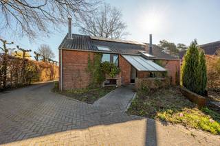 Verrassend ruime woning met 4 slpk's op 2.321m² perceel!204m² bewoonbare opp. | 2.321m² perceelopp. | 4 slaapkamersIndeling:We betreden deze woning...
