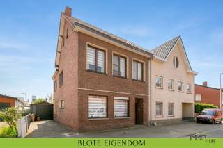 VERKOOP IN BLOTE EIGENDOM MET GRATIS RECHT VAN BEWONING VAN 6 JAAR NA AKTEMEER INFO: https://www.immo2life.be/nl/te-koop-op-lijfrente?view=detail&id=1297 De prijs van de blote eigendom bedraagt 150.000 EURO, onder voorwaarde dat de huidige verkopers (= broer en zus) (M 68 jaar en V 75 jaar) én hun zus (V 62 jaar) de woning 6 jaar na het verlijden van de notariële akte gratis mogen bewonen. Nadien zullen ze de woning huren aan een maandelijkse huurprijs van 900 EURO (met jaarlijkse indexatie vanaf de akte). De verkopers en hun zus worden uw goede huisvader huurders, u moet dus zelf geen huurder zoeken, bovendien zal u nooit de geschatte waarde van 235.000 EURO betalen.Het betreft een ruime halfopen bebouwde woning met 5 slaapkamers, veranda, garage en zuidgericht terras gelegen op een perceel van 206 m² te Beverlo, deelgemeente van Beringen. De woning is vlot bereikbaar (mobiscore 8,6/10) via de nodige verbindingswegen (N72, N73 en E313) en begeeft zich op amper 1,5 km van het centrum van Beverlo en op 3,2 km van het centrum van Beringen.De woning werd opgericht in 1957 en wordt zeer goed onderhouden door de huidige bewoners. In 2020 werd het dak volledig gerenoveerd (o.a. plaatsing onderdak, pannen, nok, ondernok, enz.) en werd de zoldervloerplaat geïsoleerd met 220mm isolatie 'Knauf Multifit 35'. (Factuur beschikbaar bij verdere interesse.) De woning beschikt over een kelder met waterverzachter en bovengrondse stookolietank (2.000l). De woning is op heden voorzien van houten raamwerk met gedeeltelijk enkele en gedeeltelijk dubbele beglazing. Bij verdere interesse is er een offerte beschikbaar om de enkele beglazing te vervangen door dubbele beglazing.De indeling is als volgt: inkomhal, toegang naar droge kelder, lichtrijke woonkamer, eetkamer, ingerichte keuken (met toestellen) met eetplaats en salon, hal, apart toilet, veranda met bijkeuken (en voorziening voor wasmachine en droogkast) en toegang naar zuidgericht terras/koer. Op de 1ste verdieping bevindt zich de nachthal, 5 slaapkamers, een ingerichte badkamer (voorzien van enkele wastafel, toilet en ligbad) en een berging. Er is een vaste trap aanwezig in de nachthal op de 1ste verdieping die toegang verleent tot de nog in te richten zolderruimte met geïsoleerde zoldervloer. Buiten bevindt zich de oprijlaan, de garage en het aangenaam onderhoudsvriendelijk zonneterras/koer.Aangezien het gaat om een verkoop in blote eigendom is de renovatieverplichting niet van toepassing.