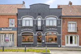Op een uitstekend zichtbare locatie langs de Gompelbaan in Mol bevindt zich dit ruime handelshuis met tal van mogelijkheden voor ondernemers, investeerders of vrije beroepen. Dankzij de vlotte bereikbaarheid via de Zuiderring geniet het pand van een strategische ligging met een goede verbinding naar de omliggende gemeenten.<br /><br />De handelsruimte op het gelijkvloers deed jarenlang dienst als bakkerij en beschikt over een ruime en lichtrijke verkoopruimte met tal van commerciële mogelijkheden. Achteraan bevindt zich een grote atelier-, werk- of praktijkruimte die flexibel kan worden ingericht volgens de noden van de toekomstige eigenaar. Een bijkomende troef is de achterliggende toegang, waardoor leveringen en logistieke activiteiten bijzonder praktisch verlopen.<br /><br />Boven de handelsruimte bevindt zich een te renoveren appartement met een woonkamer, keuken, twee slaapkamers, badkamer en een ruime veranda. Dit biedt de mogelijkheid om wonen en werken te combineren of om na renovatie een extra opbrengsteigendom te creëren.<br /><br />Dankzij de commerciële ligging, de ruime oppervlakte en de veelzijdige indelingsmogelijkheden vormt dit pand een interessante opportuniteit voor wie op zoek is naar een eigendom met potentieel.
