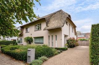 <p><strong>Charmante eengezinswoning met zonnige tuin gelegen in Vriesdonk</strong></p>
<p>Deze aangename eengezinswoning is rustig en residentieel gelegen in het gegeerde Vriesdonk. De woning combineert een warme, charmante uitstraling met veel natuurlijke lichtinval, aangename leefruimtes en een heerlijk zonnige tuin.</p>
<p><strong>Gelijkvloers</strong></p>
<ul>
<li>Inkomhal op natuursteen tegel met gastentoilet en vestiaire.</li>
<li>Gezellige leefruimte op klooster parket die naadloos aansluit op de lichtrijke tuinkamer, waar grote raampartijen zorgen voor een mooi zicht op de tuin.</li>
<li>Aansluitend een volledig geïnstalleerde keuken uitgerust met de nodige ingebouwde toestellen.</li>
</ul>
<p><strong>Eerste verdieping</strong></p>
<p>Een houten trap leidt naar de eerste verdieping met drie aangename slaapkamers en een badkamer voorzien van een ruime inloopdouche, toilet en dubbele wastafel met meubel.</p>
<p><strong>Tweede verdieping</strong></p>
<p>Op de tweede verdieping bevindt zich nog een ruime kamer, ideaal als vierde slaapkamer, bureau of hobbyruimte, aangevuld met een praktische bergkamer.</p>
<p><strong>Buitenruimte</strong></p>
<p>De zonovergoten tuin vormt een absolute troef van deze woning en beschikt over een terras waar het heerlijk vertoeven is. Daarnaast is er een ruime oprit, een vrijstaand garagegebouw en een aparte tuinberging.</p>
<p><strong>Algemeen</strong></p>
<ul>
<li>Bijzonder aangename gezinswoning</li>
<li>Vierde kamer op de tweede verdieping</li>
<li>Riant terras en zonnige tuin</li>
<li>Ruime oprit en vrijstaand garagegebouw</li>
<li>Rustige en residentiële ligging in Vriesdonk</li>
<li>Winkels en voorzieningen op wandelafstand</li>
<li>Nabij scholen en belangrijke uitvalswegen</li>
</ul>